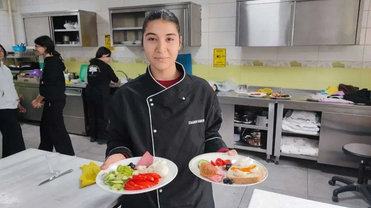 Adana’da Bir Okul Bunu Yaptı: Öğrenciler Kafe İşletiyor! 5